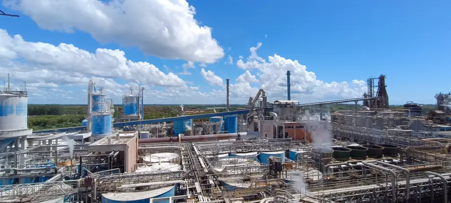 Chaminés industriais durante campanha de monitoramento de emissões atmosféricas com análise isocinética