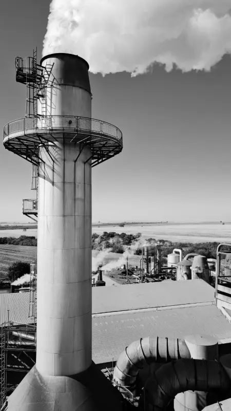 Equipe técnica em monitoramento de emissões atmosféricas em chaminé