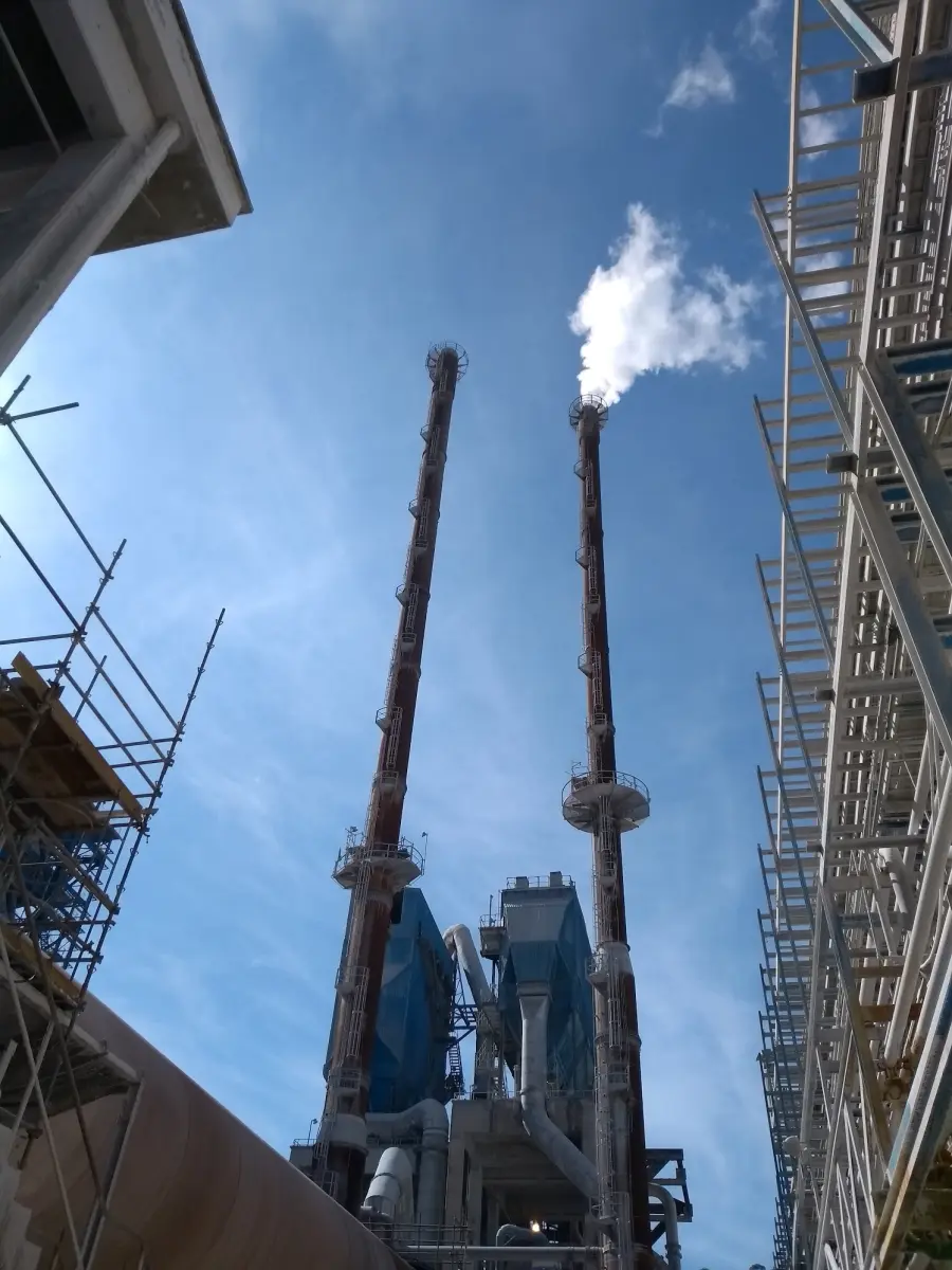 Chaminé industrial lançando efluentes gasosos na atmosfera – conceito de emissão atmosférica