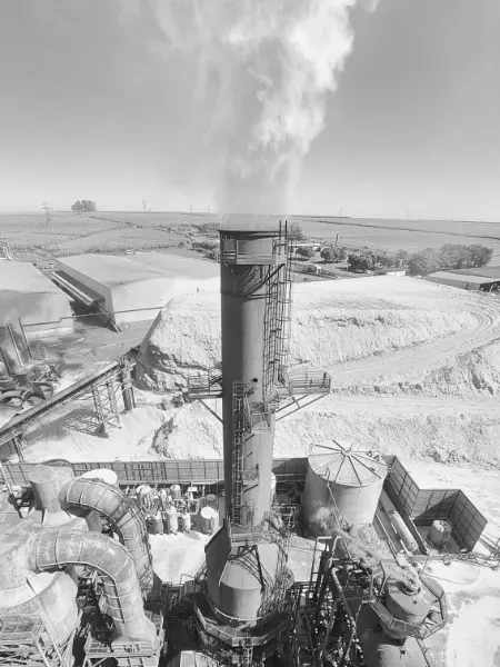 Monitoramento de emissões em chaminé de caldeira industrial